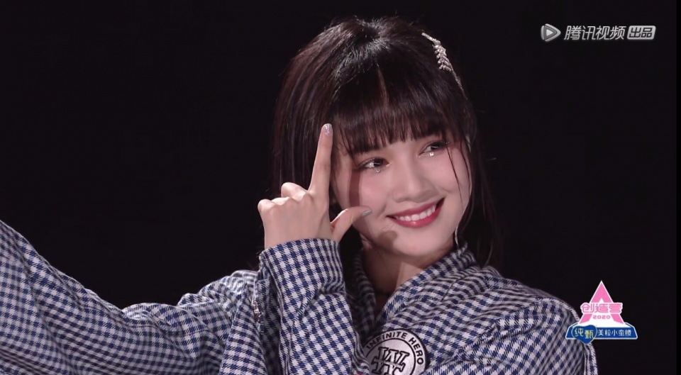 而鲁照华呢,恍惚间让人以为是《创造营2020》里的选手刘念,不仅造型和