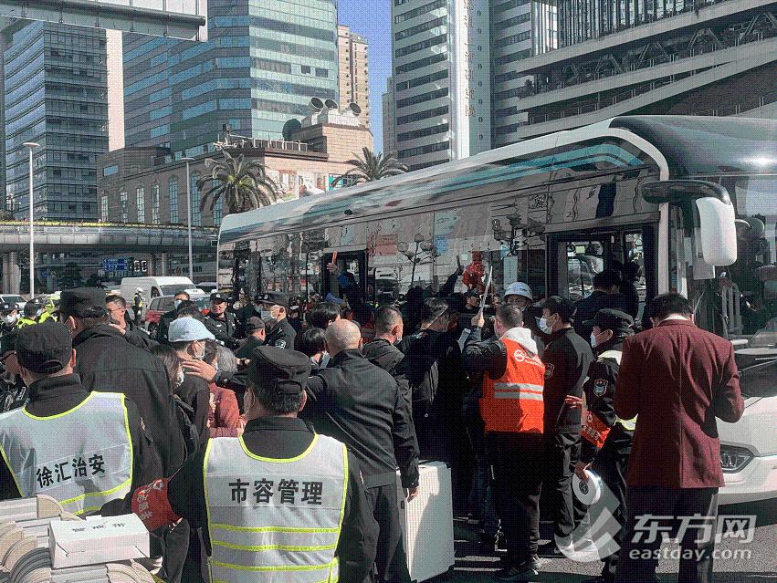 异响和冒烟上海地铁1号线突发故障现场画面