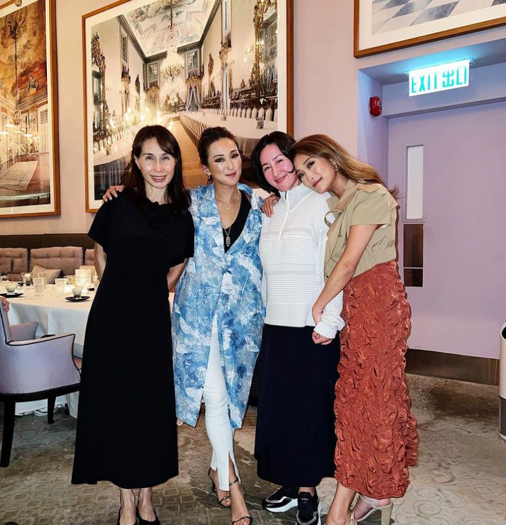 何超琼携密友俞琤参加聚会林青霞继女现身妹妹何超凤黑裙亮相