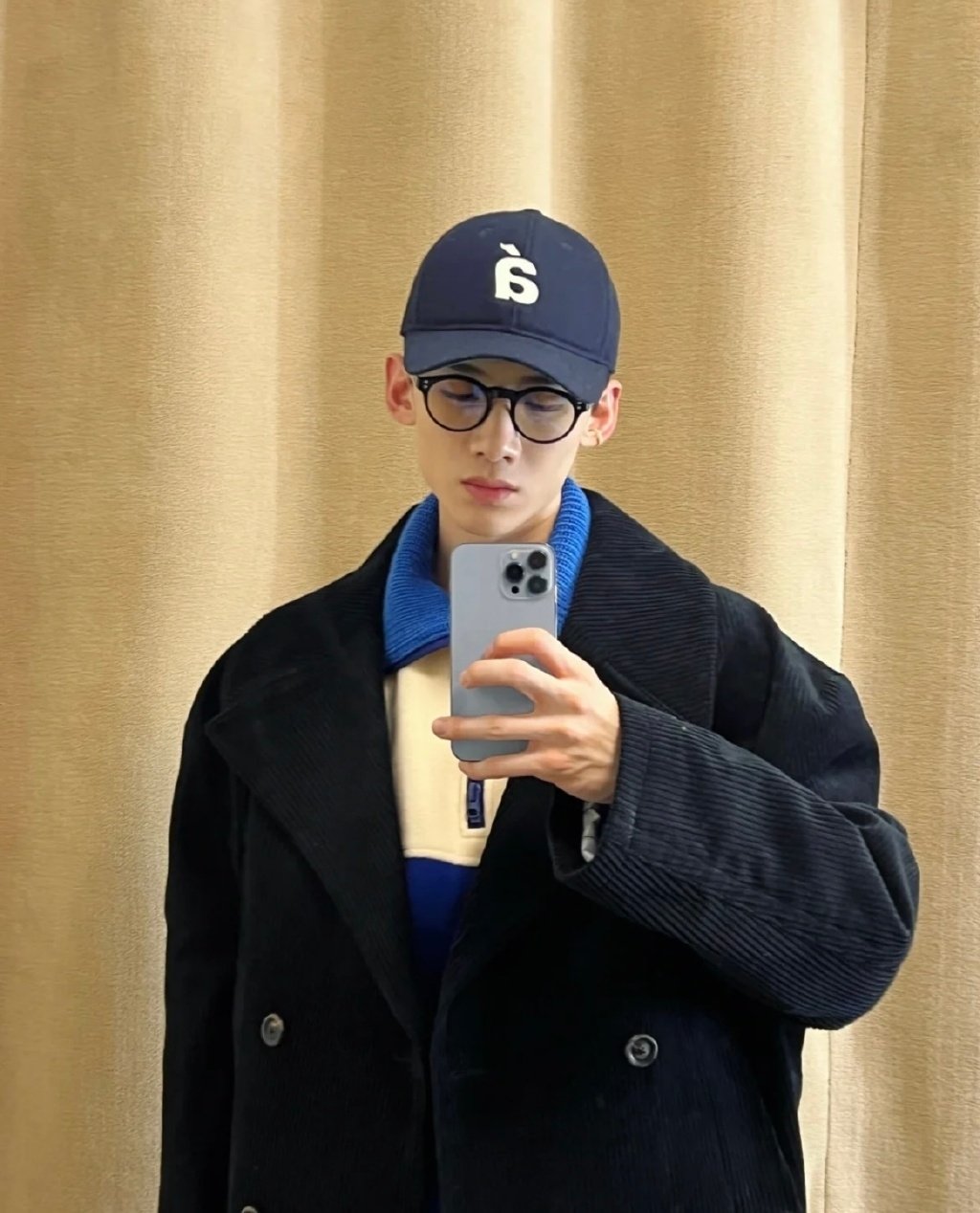 白敬亭 对镜自拍合集__财经头条