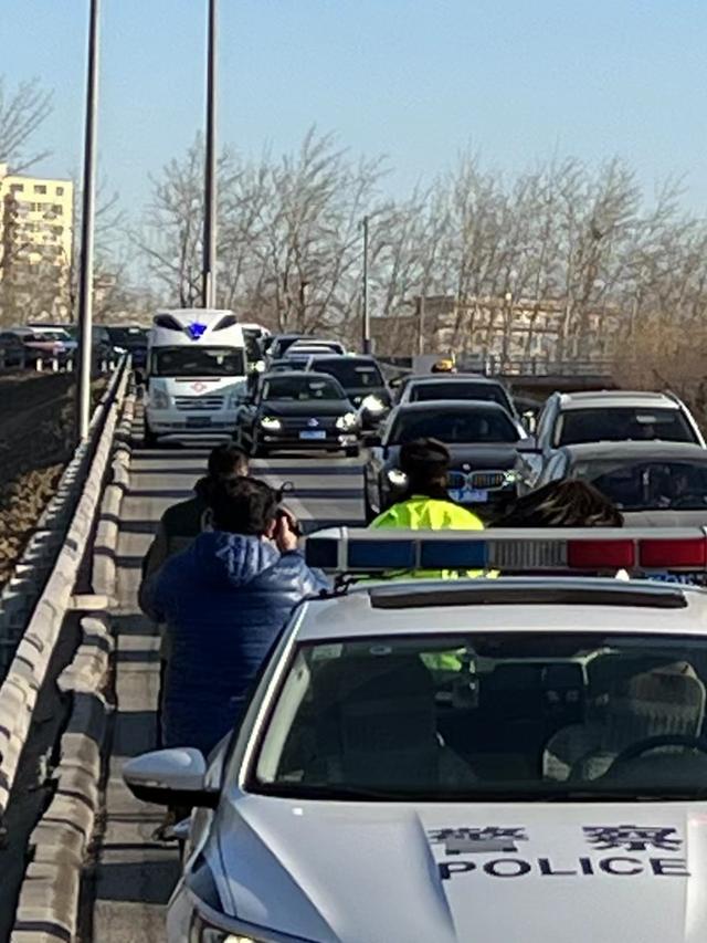 高速上违法占用应急车道堵住救护车？记6分罚款200元