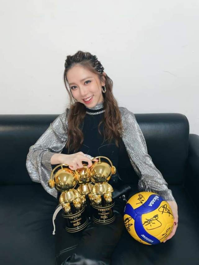 邓紫棋出道多年喜获三大音乐奖项|邓紫棋|唱片|颁奖典礼_新浪新闻