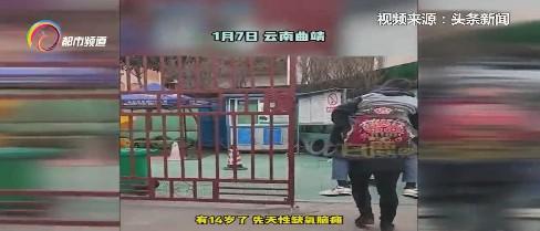 泪目！一天8趟，“最美妈妈”背14岁患病儿子上下学