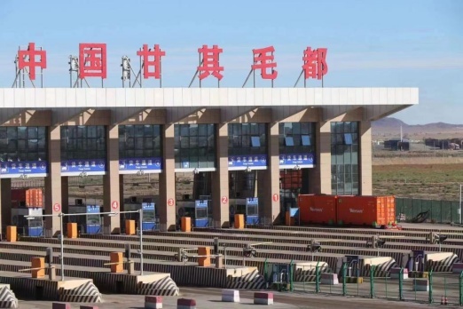 内蒙古甘其毛都口岸:agv无人驾驶助力跨境运输新发展|万吨|agv|海关