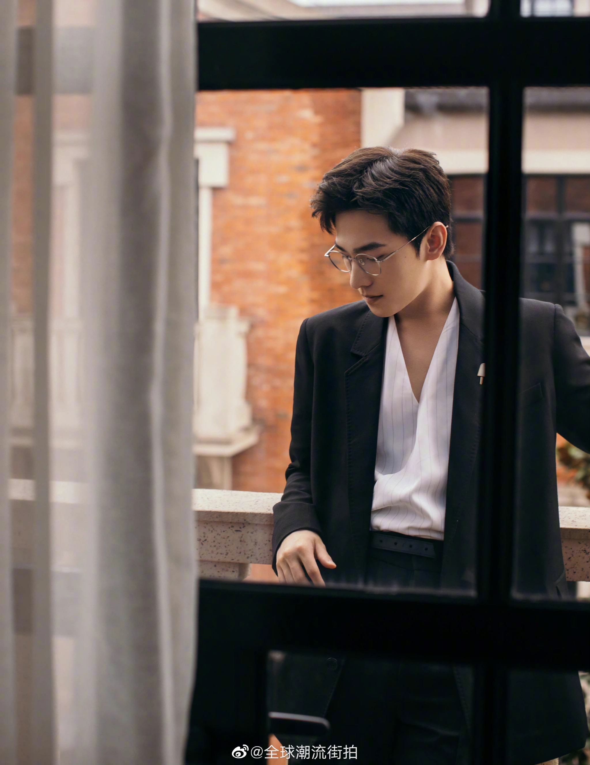 杨洋|私服更新 黑色针织衫搭配白t,黑色西裤搭配皮鞋……__财经头条