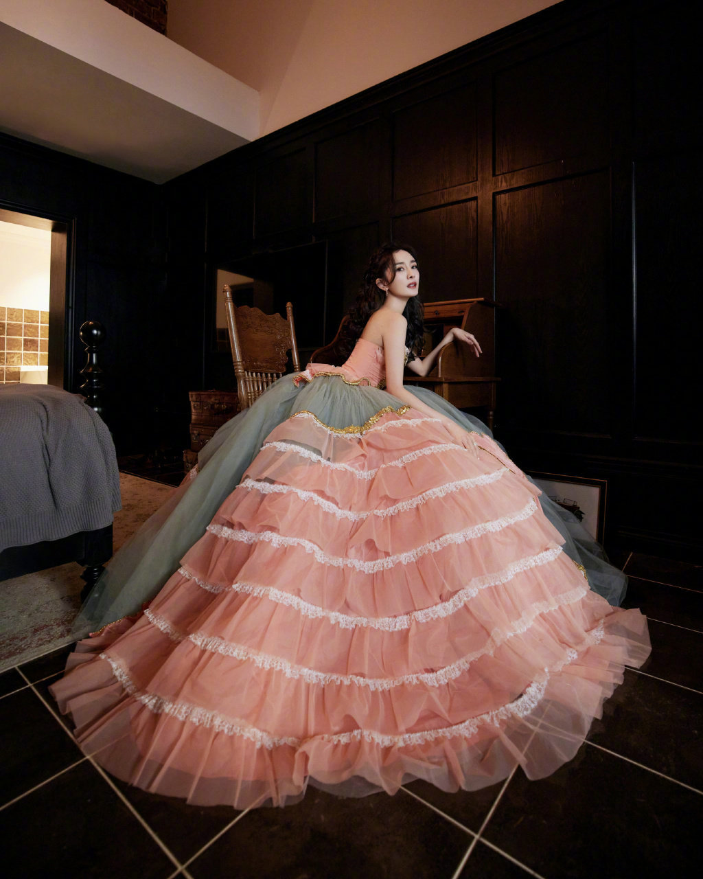 杨幂身穿撞色蛋糕裙华丽飘逸优雅矜贵宛如油画美人