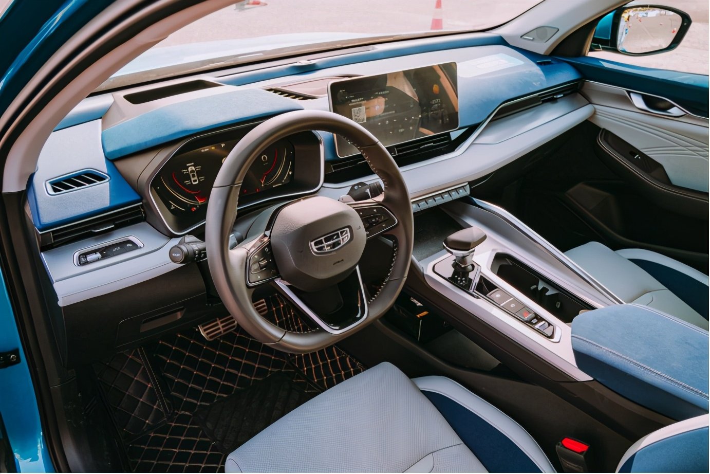 考究的缝线用料,年轻感十足的蓝白皮革配色,以及原创度较高的中控台