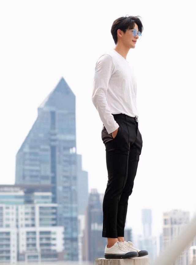 模特的身高,诱人的身材,韩国欧巴的气质,让五官并不算精致的push,在