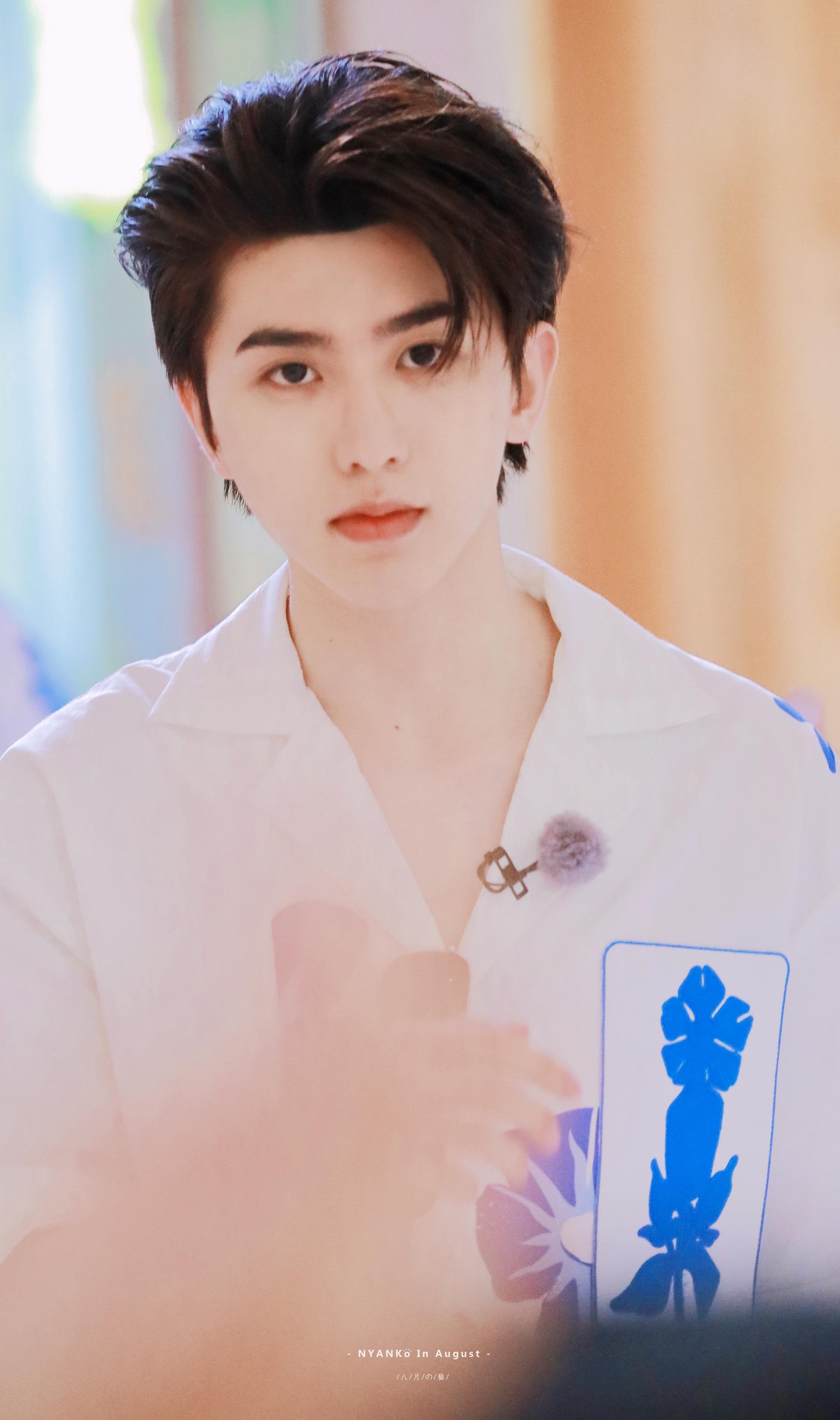 蔡徐坤奔跑吧饭拍 又换了一套衣服的坤坤 大背头yyds