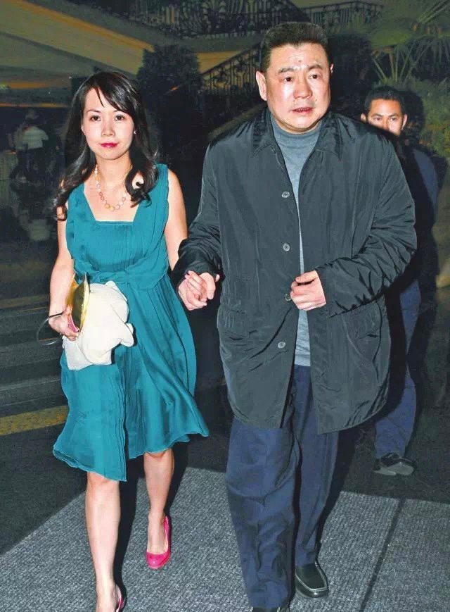 刘銮雄买下吕丽君房产租回给对方将转赠妻子甘比成吕丽君房东