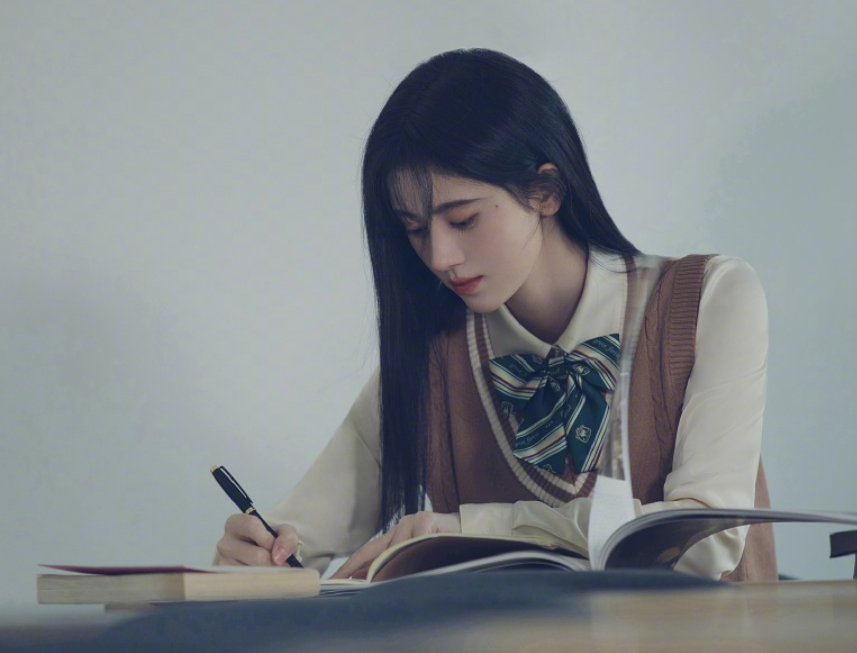 又被吐槽发缝?鞠婧祎更博给新歌打call,她的精修照却引热议