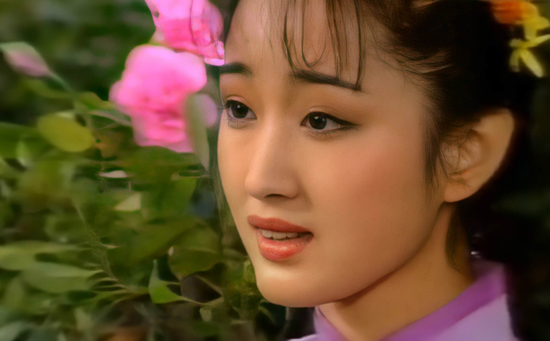 1992年,杨钰莹的第二张专辑《风含情水含笑》创下百万销售量,这张专辑