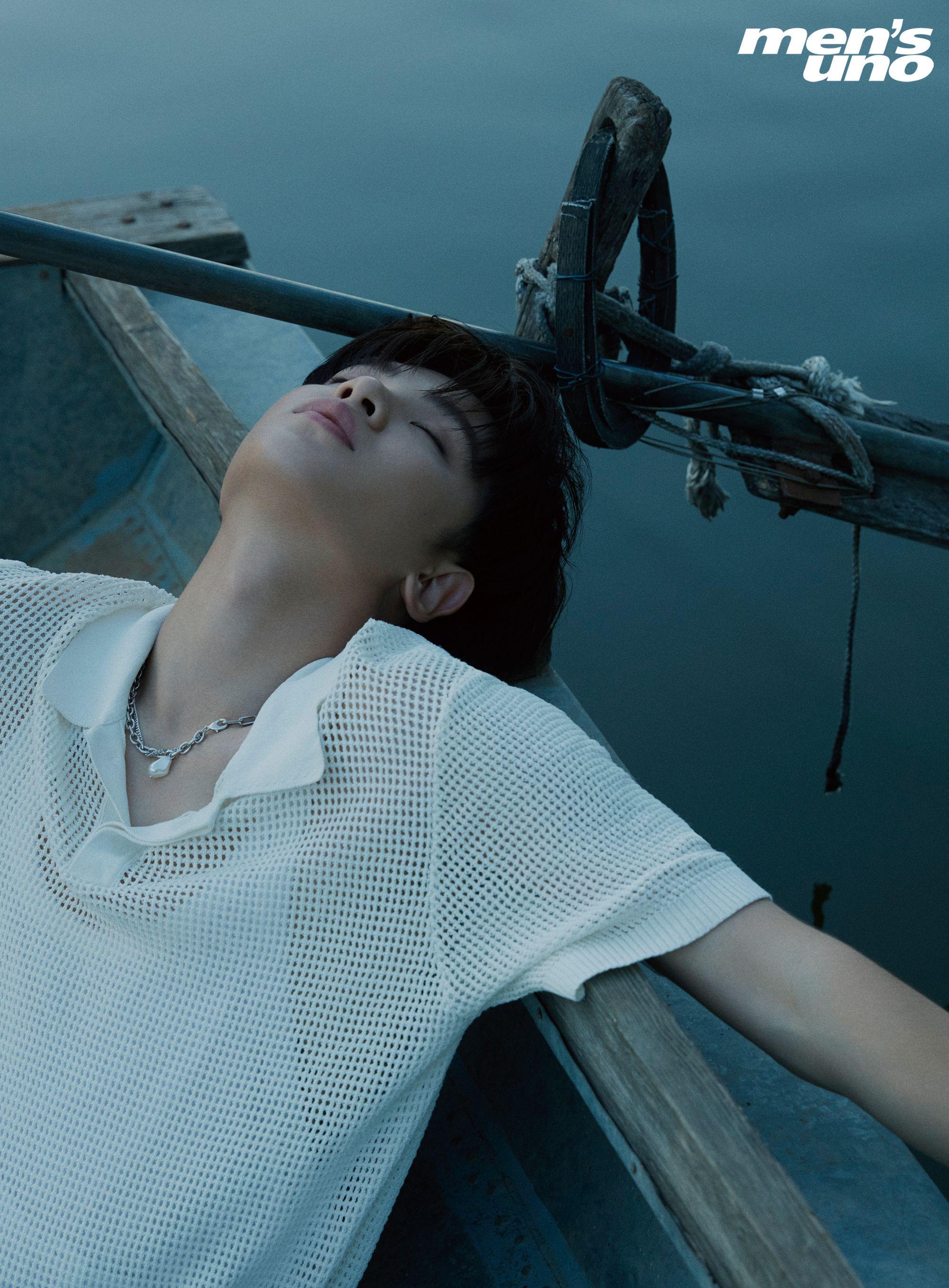 黄明昊《风度mens uno》十月刊封面! 坚韧少年,河畔泛舟!__财经头条