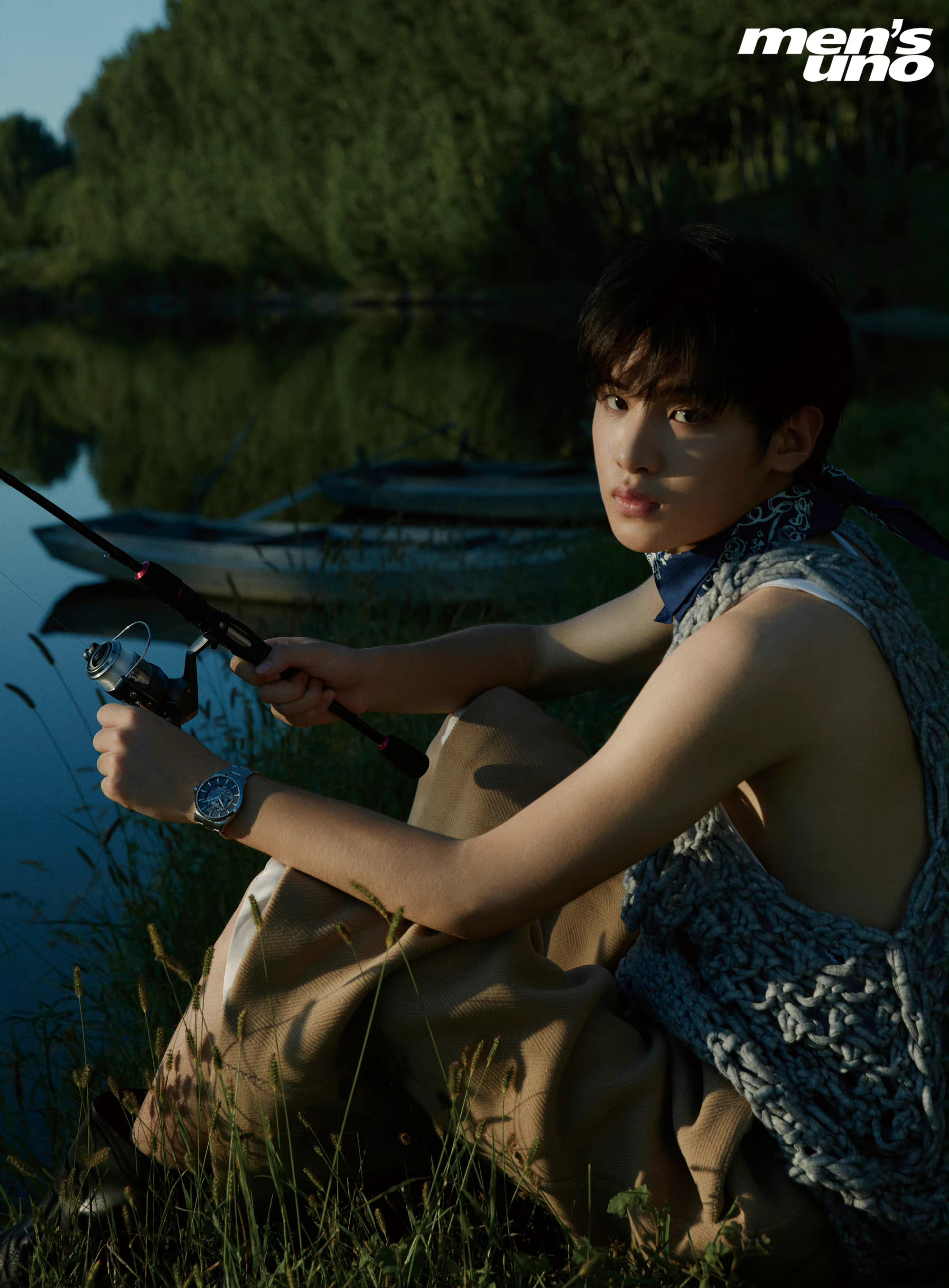 黄明昊《风度mens uno》十月刊封面! 坚韧少年,河畔泛舟!__财经头条