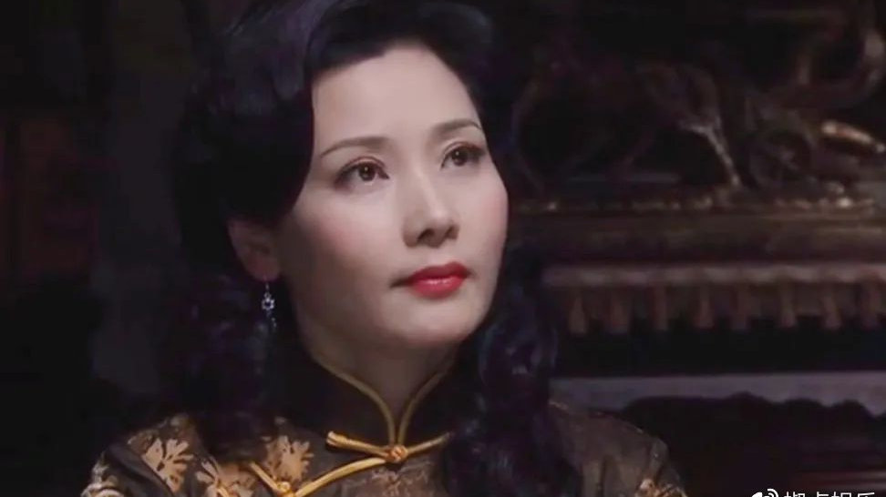 她是“姨太太”专业户:因长得太美无人敢追,父亲为她终身不娶|大红灯笼高高挂|何赛飞|杨楠_新浪新闻