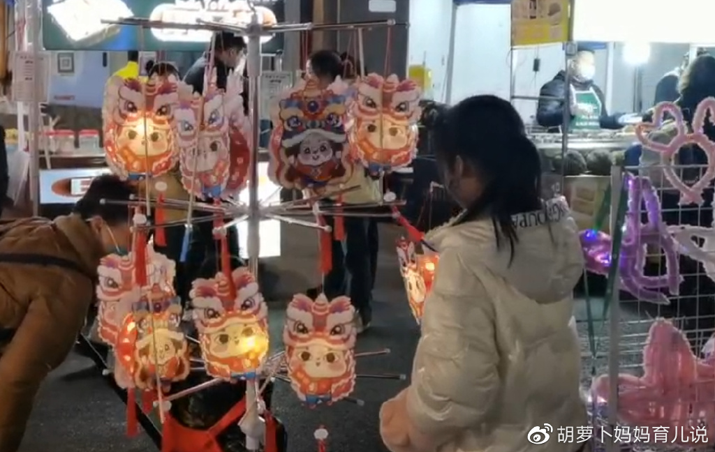 11岁女孩寒假摆摊卖花灯,半月赚万元,财商需要从小培养