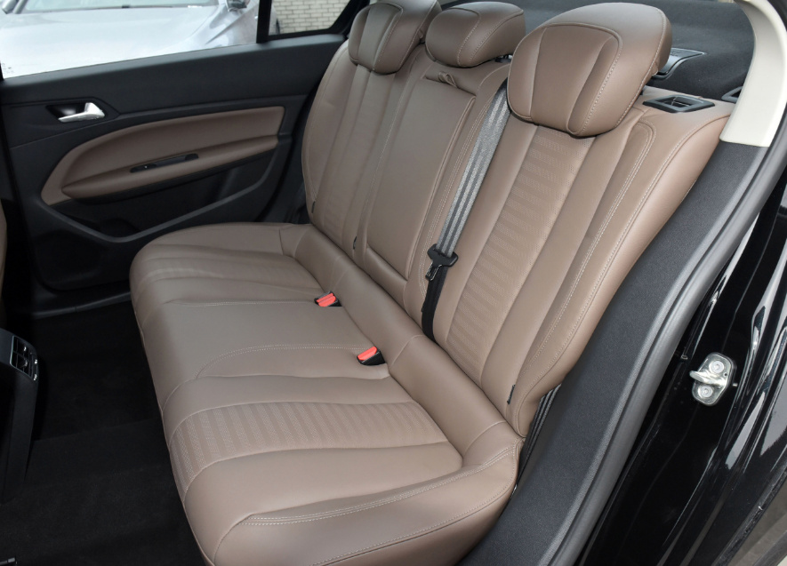 合资紧凑型车对决，标致408和别克威朗Pro谁更超值？