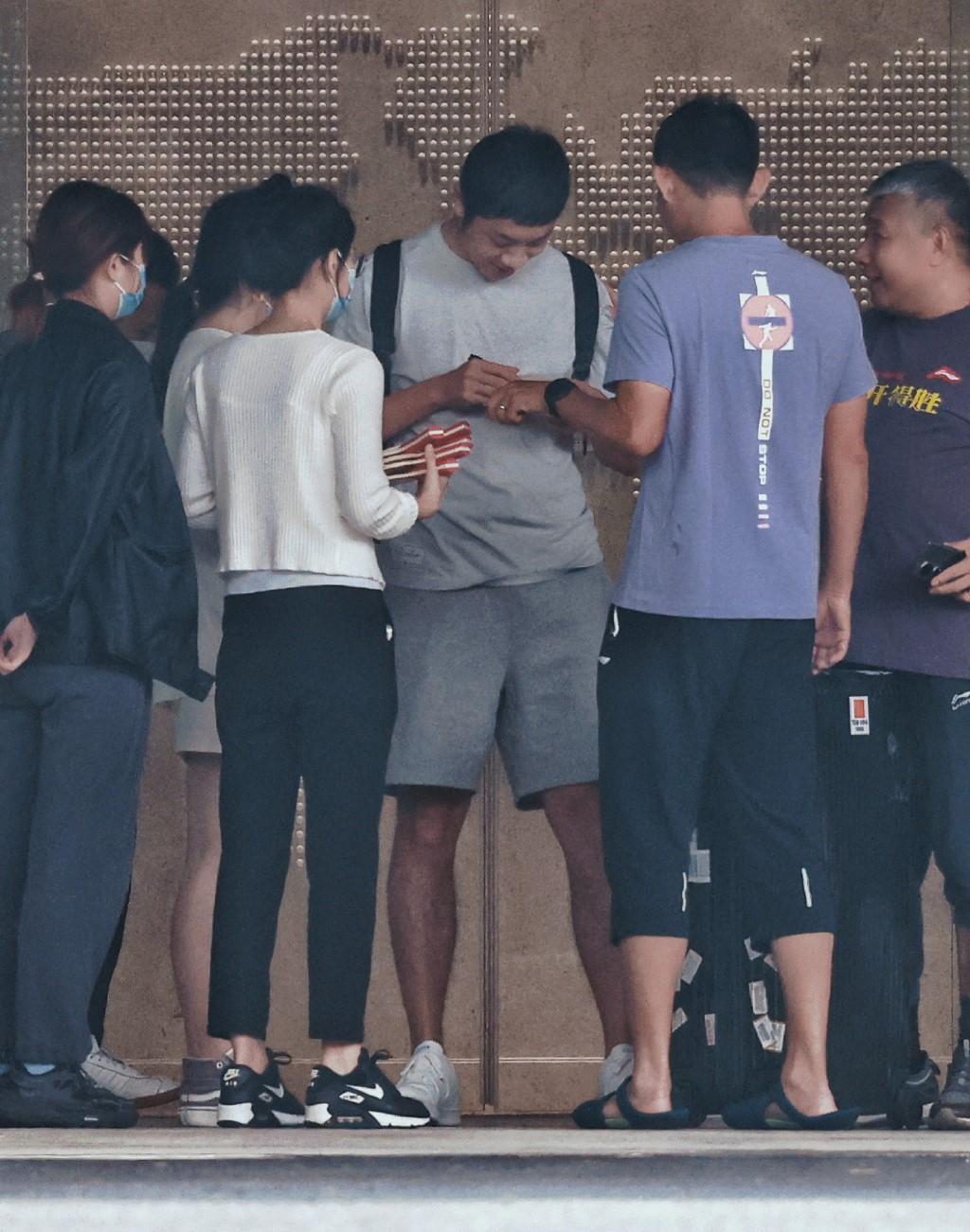 许昕离开国乒训练基地！被求合影签名，将与刘诗雯一起解说世乒赛休闲区蓝鸢梦想 - Www.slyday.coM