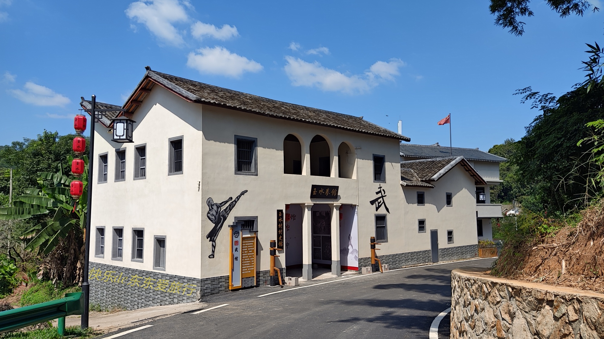 玉水村里流传着玉水朱氏二世祖年轻时拿金面盆给地理师洗脚,被东家刘