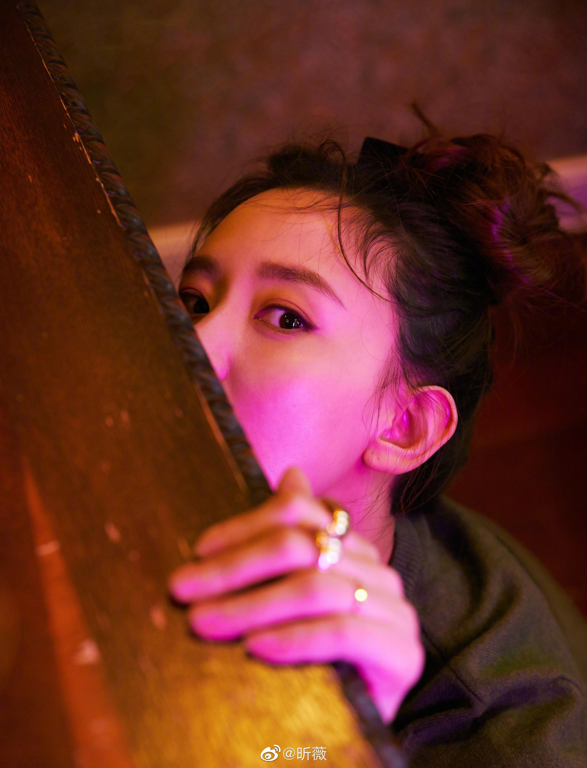 在热播剧《越过山丘》中饰演邱灵的演员