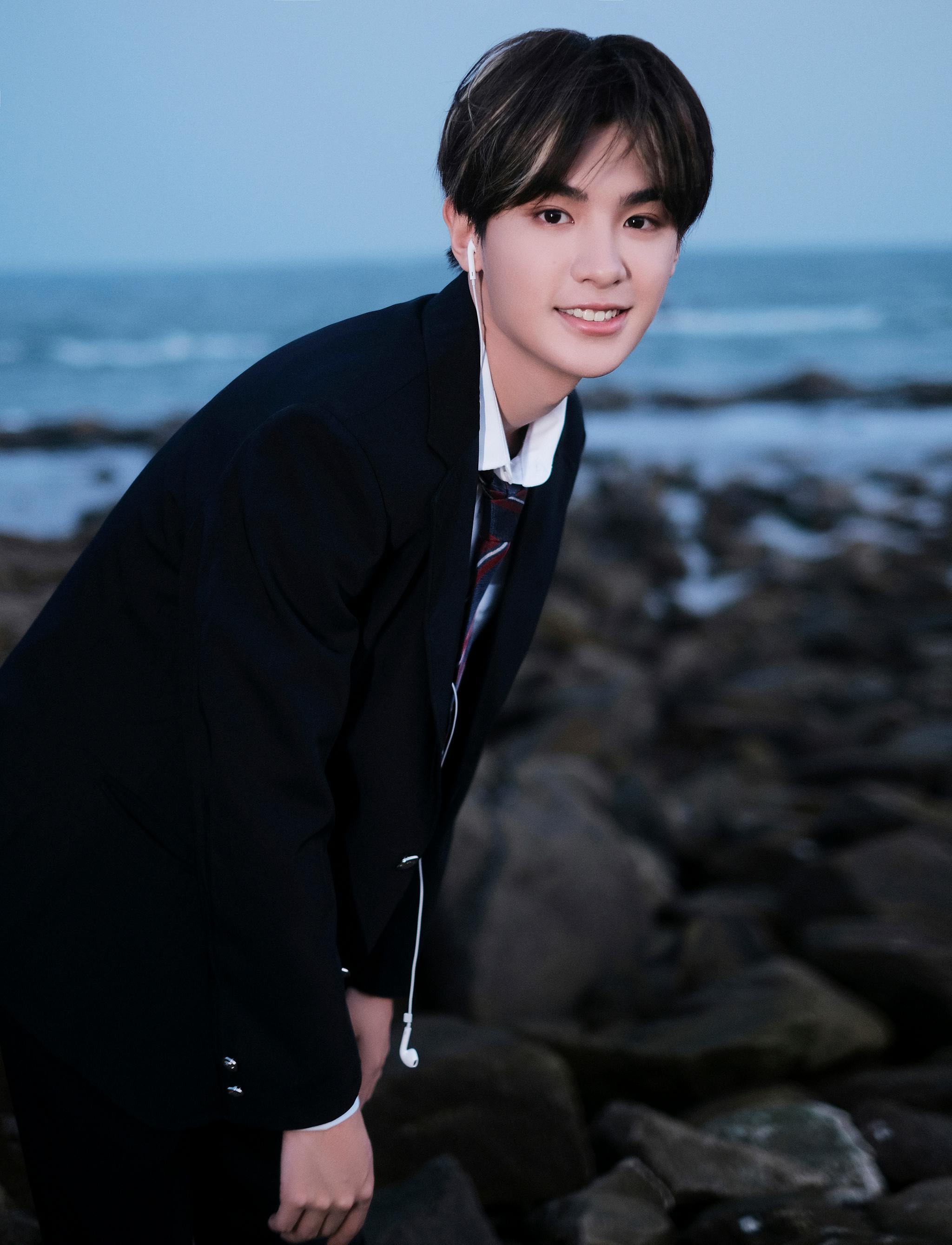 黄明昊海边持信大片更新 少年感扑面而来……_高清图集_新浪网