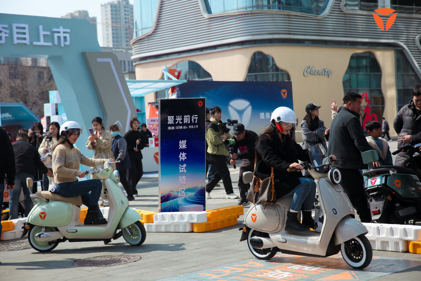 聚光而来雅迪冠能6代黑科技重新定义两轮电动车