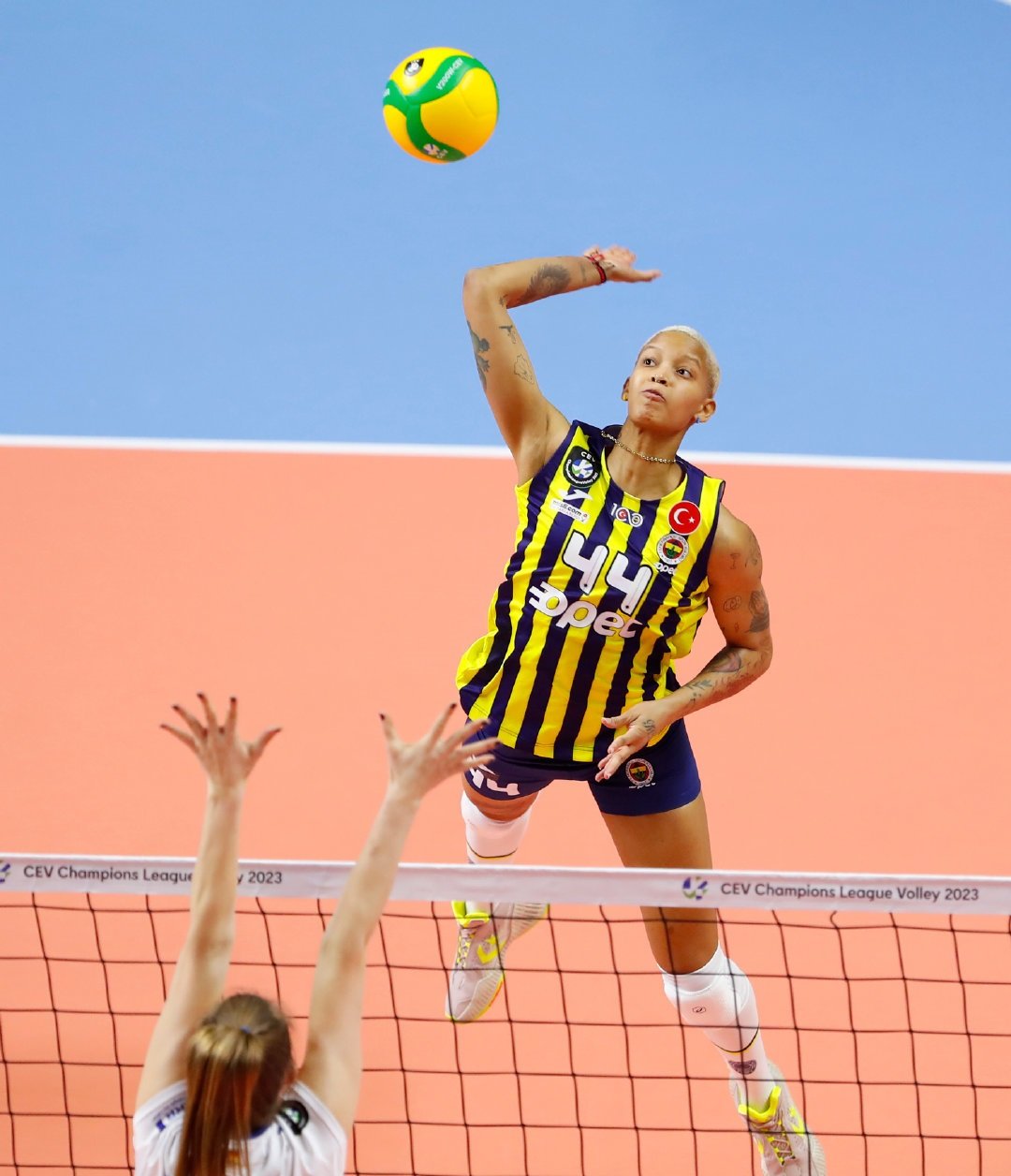 女排欧冠焦点战费内巴切3:1斯图加特,瓦尔加斯回归首秀贡献8分