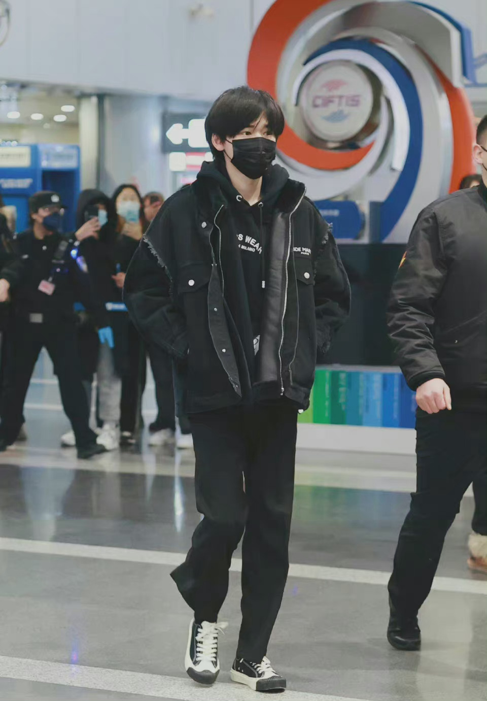 宋亚轩机场出发饭拍 all black造型穿搭,发型又奶又拽!__财经头条