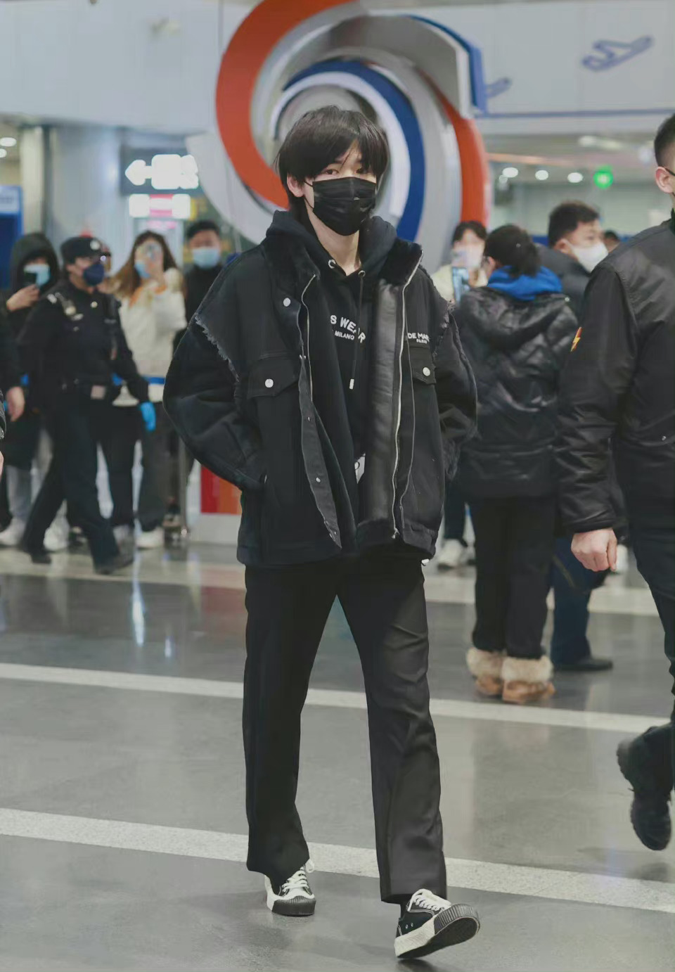 宋亚轩机场出发饭拍 all black造型穿搭,发型又奶又拽!__财经头条