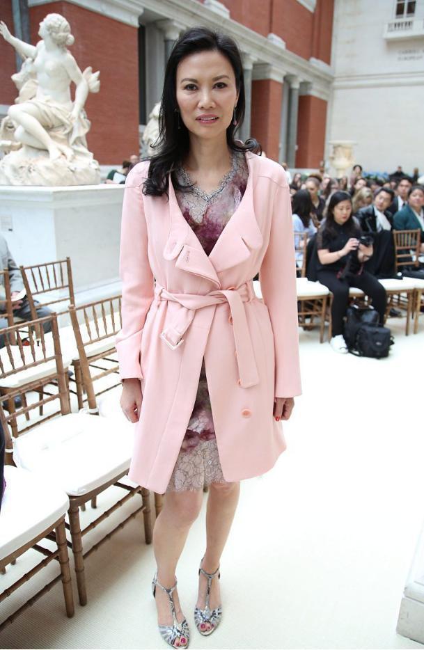 又被邓文迪折服60后还敢挑战粉色外套不但不俗还意外减龄