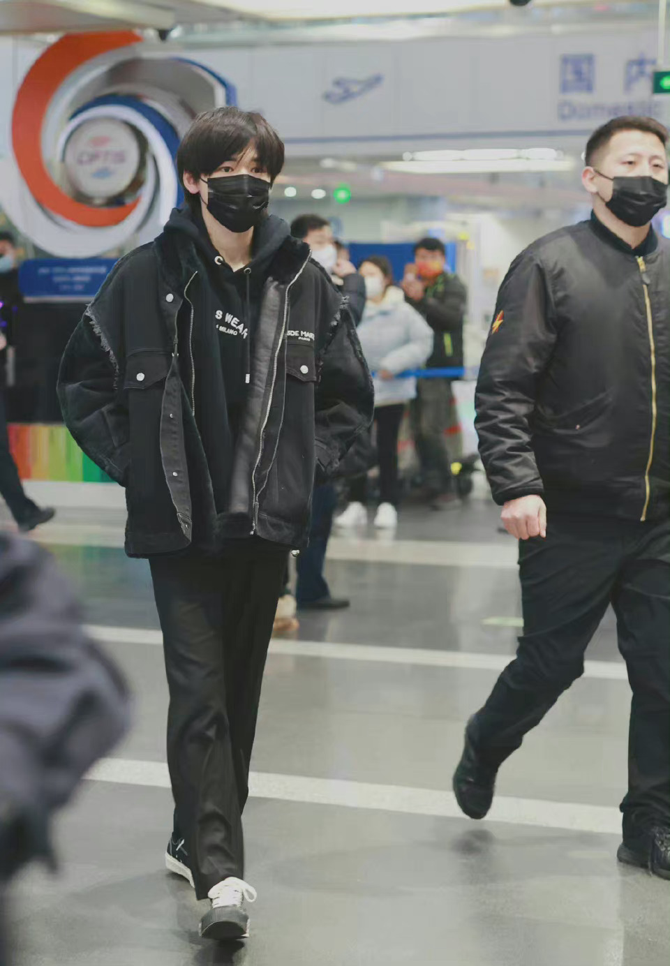 宋亚轩机场出发饭拍 all black造型穿搭,发型又奶又拽!