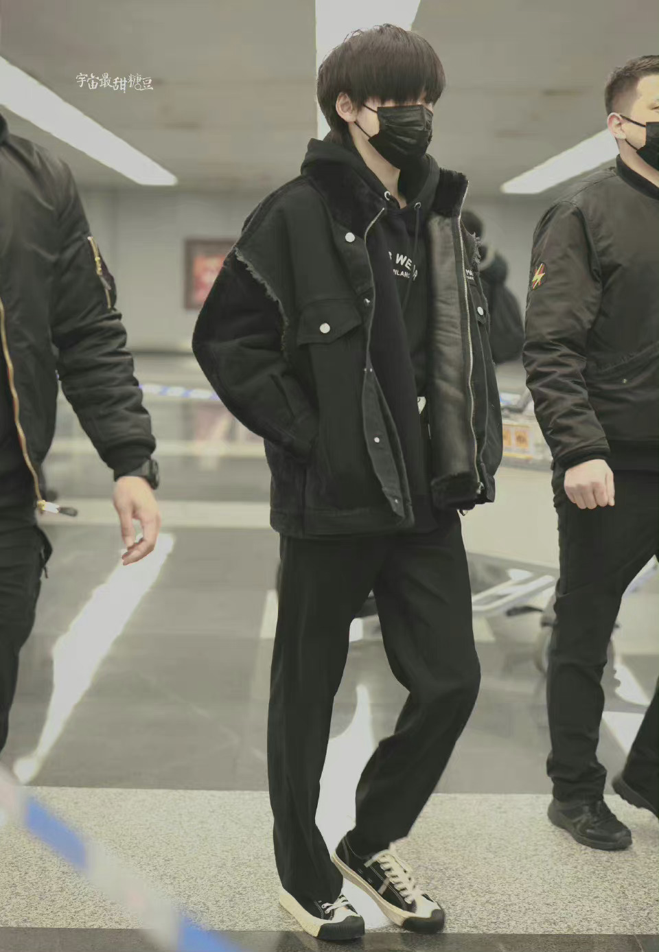 宋亚轩机场出发饭拍 all black造型穿搭,发型又奶又拽!__财经头条