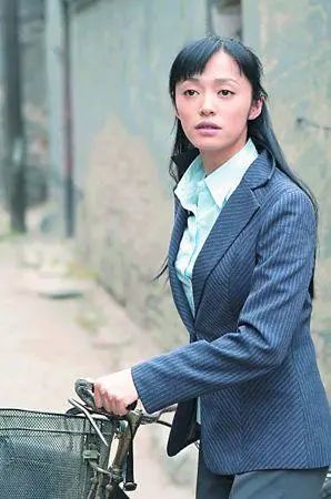 姚晨挽老公手臂前行夫妻机场大秀恩爱却被网友指裤子穿错了