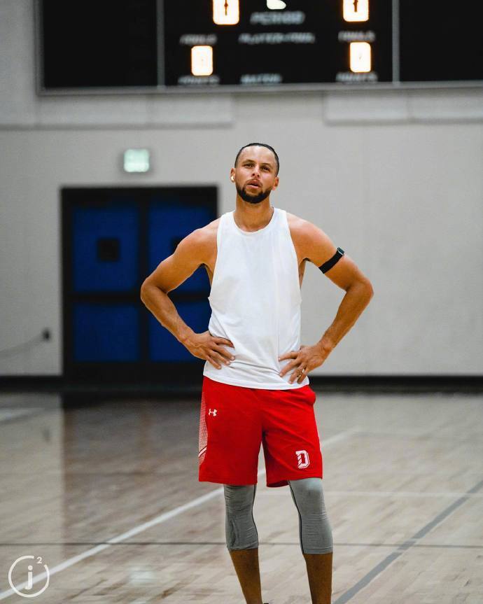 库里最新训练照!换了个地垄沟辫子头的造型