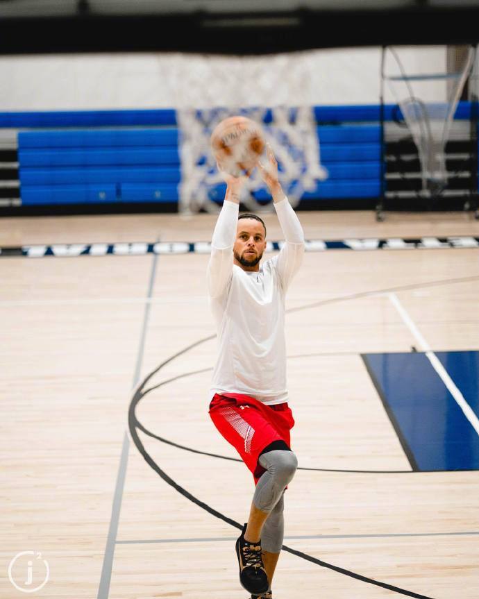 库里最新训练照!换了个地垄沟辫子头的造型