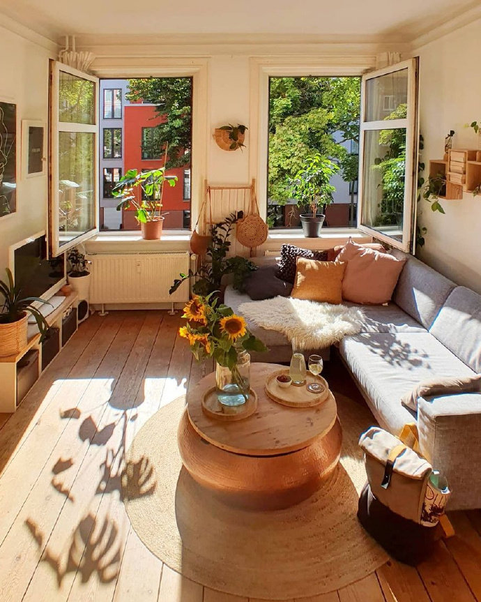 客厅朝南还有窗真的太棒了,每天在客厅躺着就能晒到暖暖的阳光