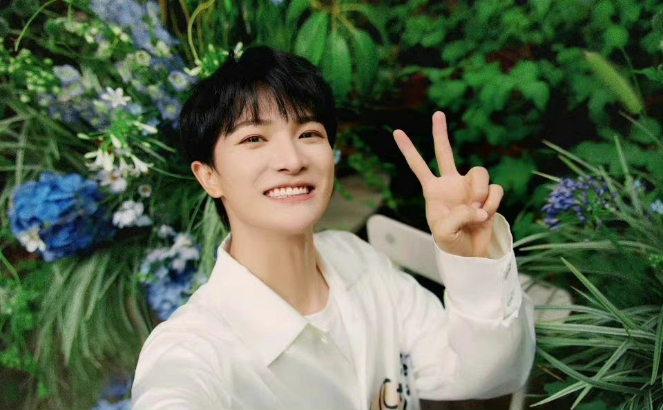 周深向光而行海报释出舞台上的深深好有魅力