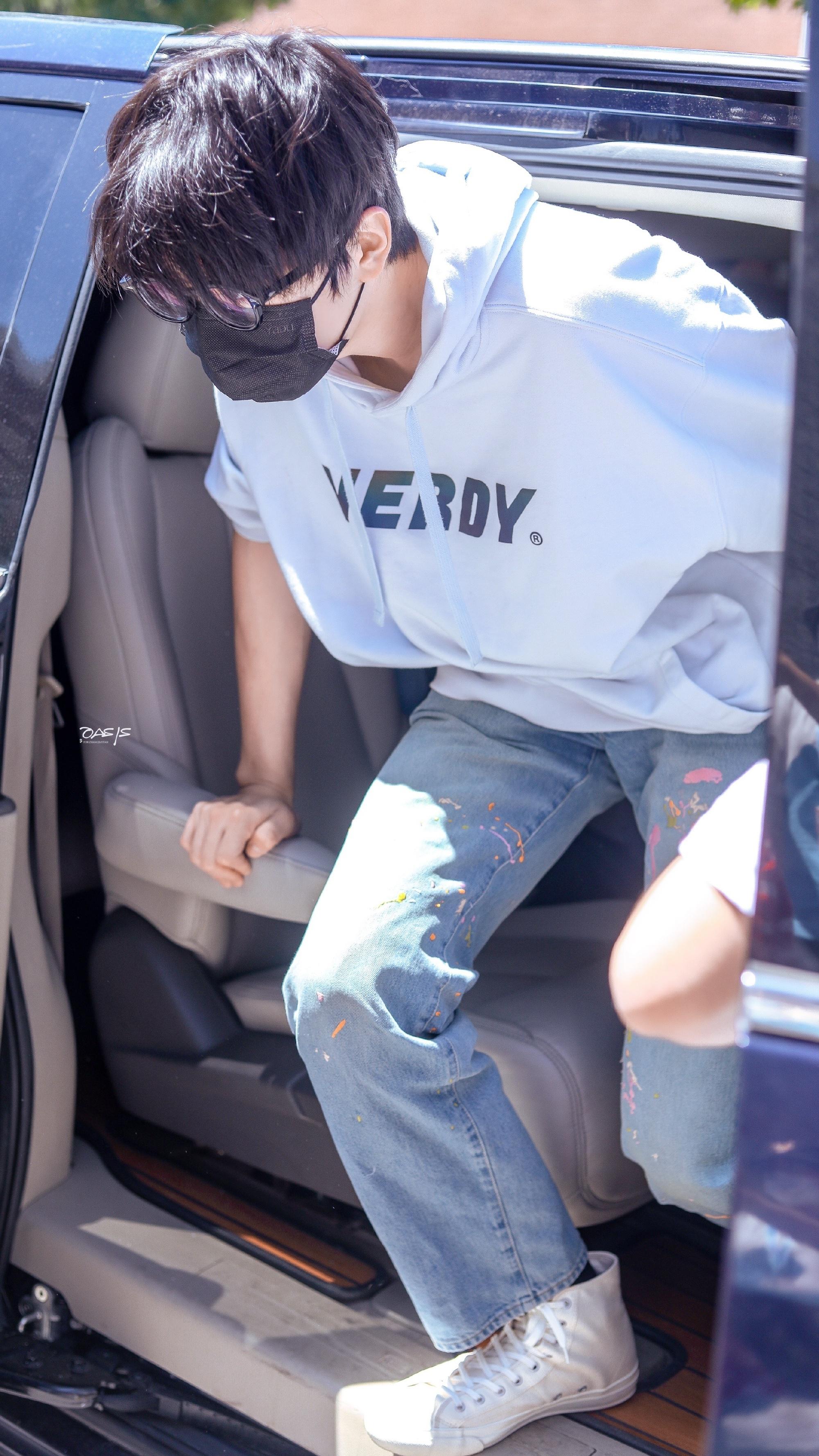 张嘉元上班饭拍青春阳光的嘉元上班啦,这个腿长真的酸了@into1-张嘉元