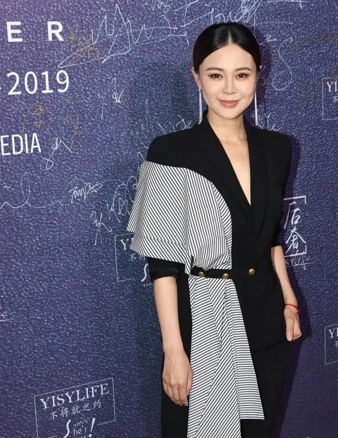 佟大为这媳妇真应该私藏起来,穿着简单的吊带,却比别人美太多了休闲区蓝鸢梦想 - Www.slyday.coM 佟大为这媳妇真应该私藏起来,穿着简单的吊带,却比别人美太多了休闲区蓝鸢梦想 - Www.slyday.coM