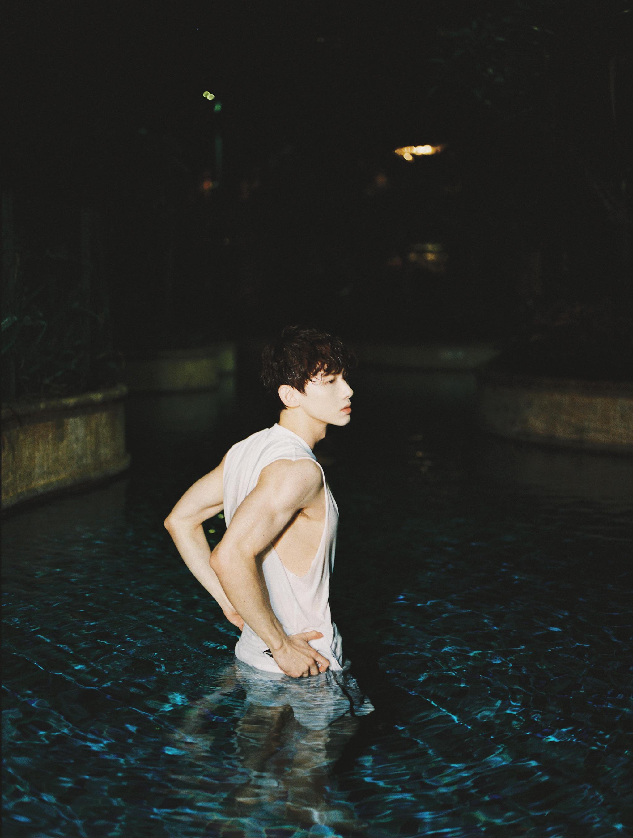 夏日限定写真,marcelo burlon白色背心搭配real bristol短裤