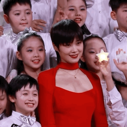 李宇春一身红裙修身剪裁凸显高挑身段 将参加2022年东方卫视春晚