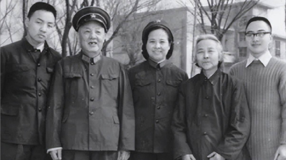 59年苏振华被迫离婚，独自抚养6个子女，毛主席：你放肆再找个|苏振华|孟玮|妻子_新浪新闻