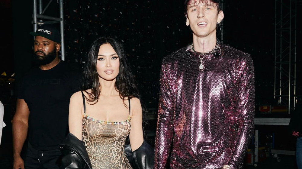 直接全黑!Rapper纹身引发热议!辣妹女友不离不弃!|梅根·福克斯|Machine Gun Kelly|MGK|精神|女神_新浪新闻