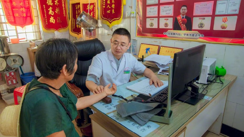 乡亲们的“医”靠丨随叫随到的20年行医路|中国医师节|河南省|医疗服务|看病|参加_新浪新闻