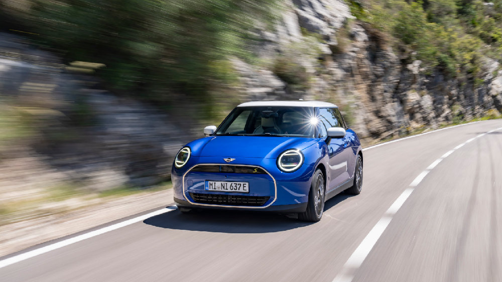 全新电动MINI COOPER荣获2024年度“金方向盘”奖-新浪汽车