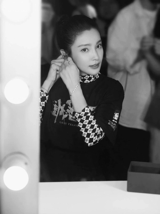 李冰冰《平凡英雄》饰演乘务长用眼神传达情绪休闲区蓝鸢梦想 - Www.slyday.coM