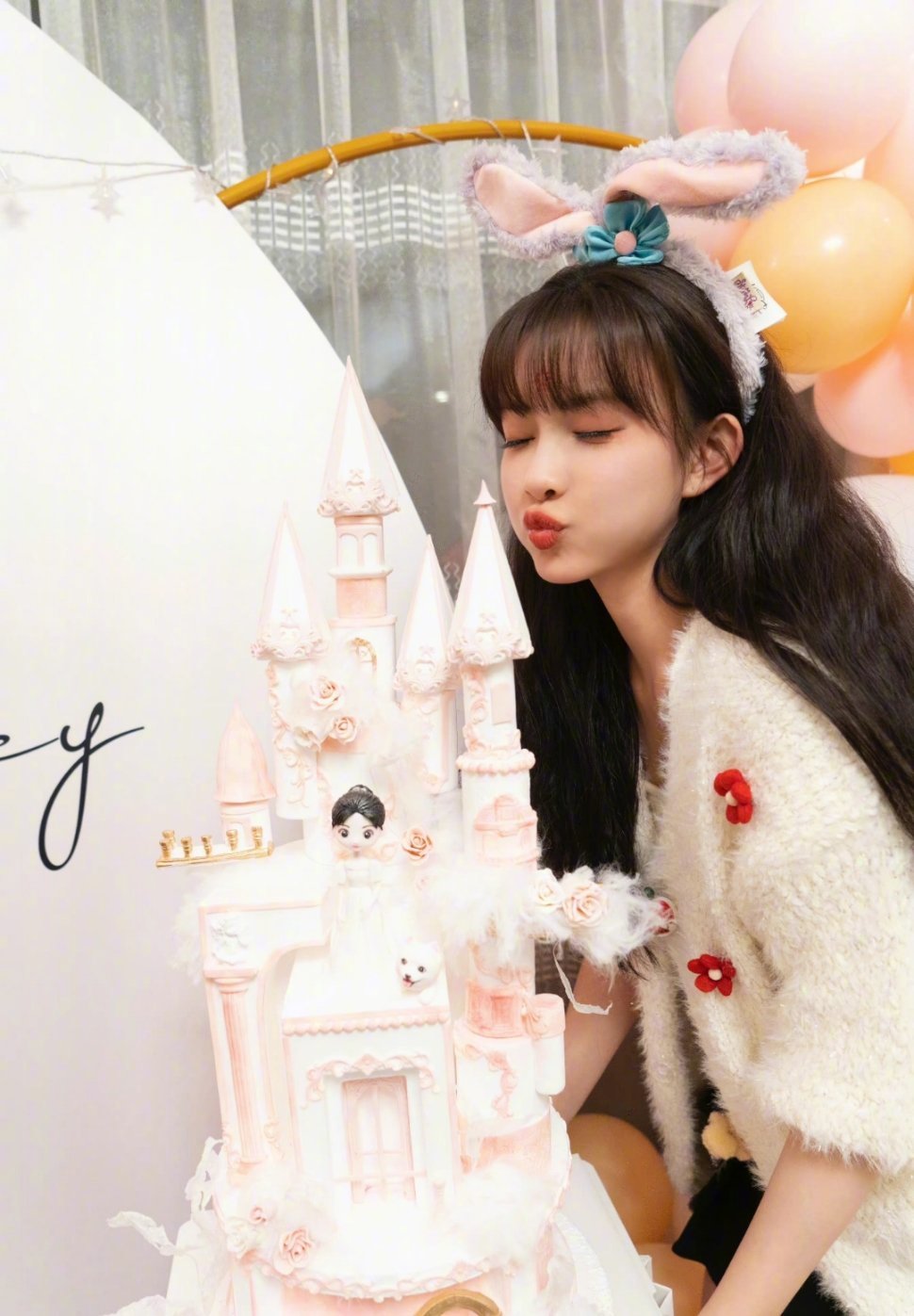 孟子义生日剧照77海报 孟姐现代装古装都很可,祝星途璀璨……__财经