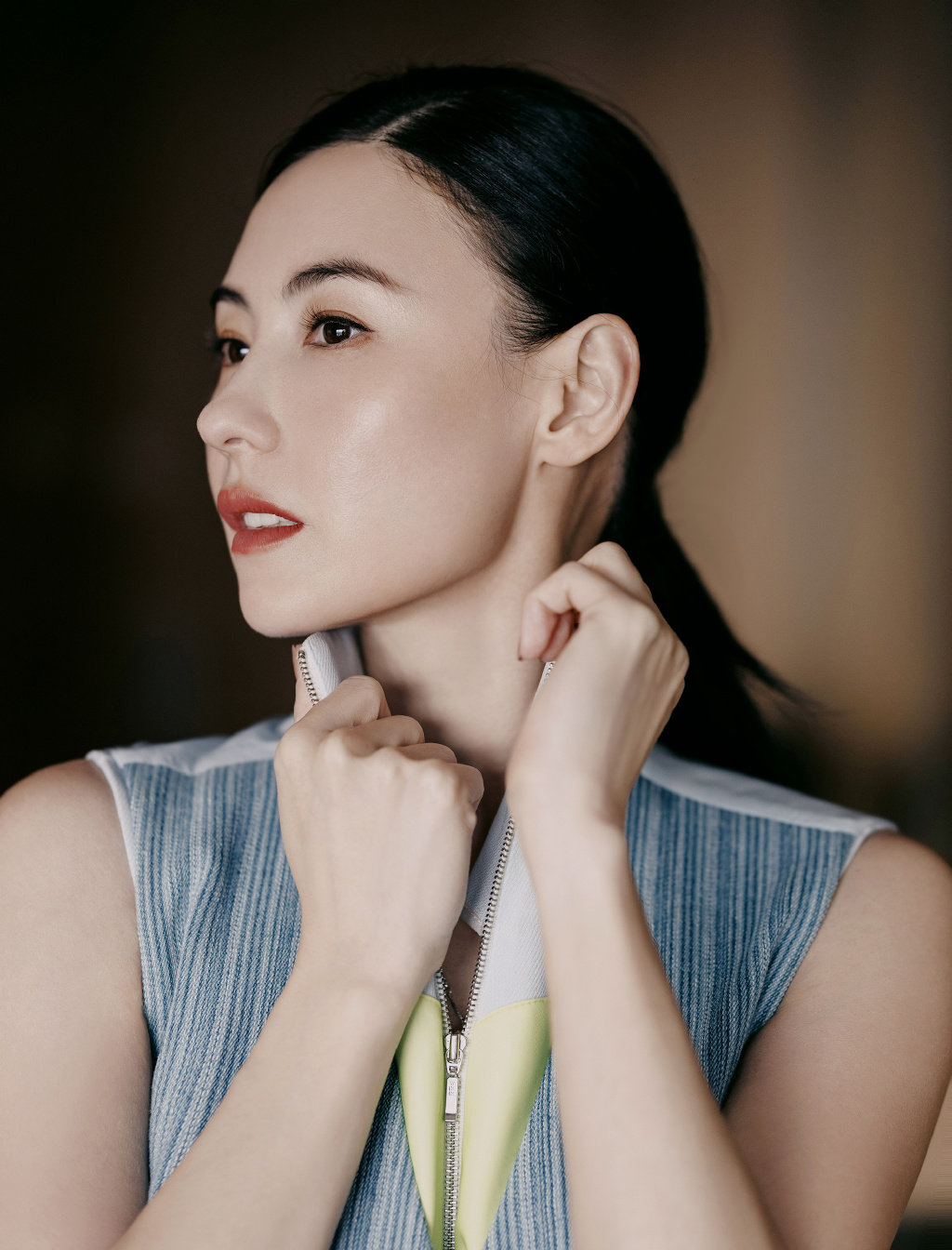 张柏芝身穿蓝色竖条纹休闲西装置身百叶窗光影中……_高清图集_新浪网