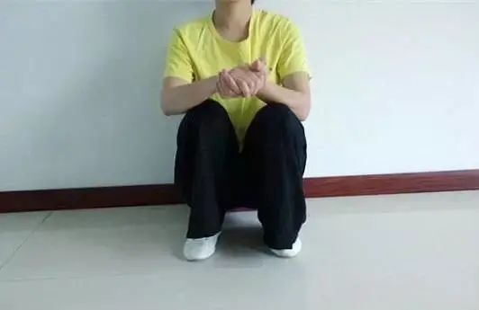 双手结孔子手印,自然放在膝盖上,放松身心.