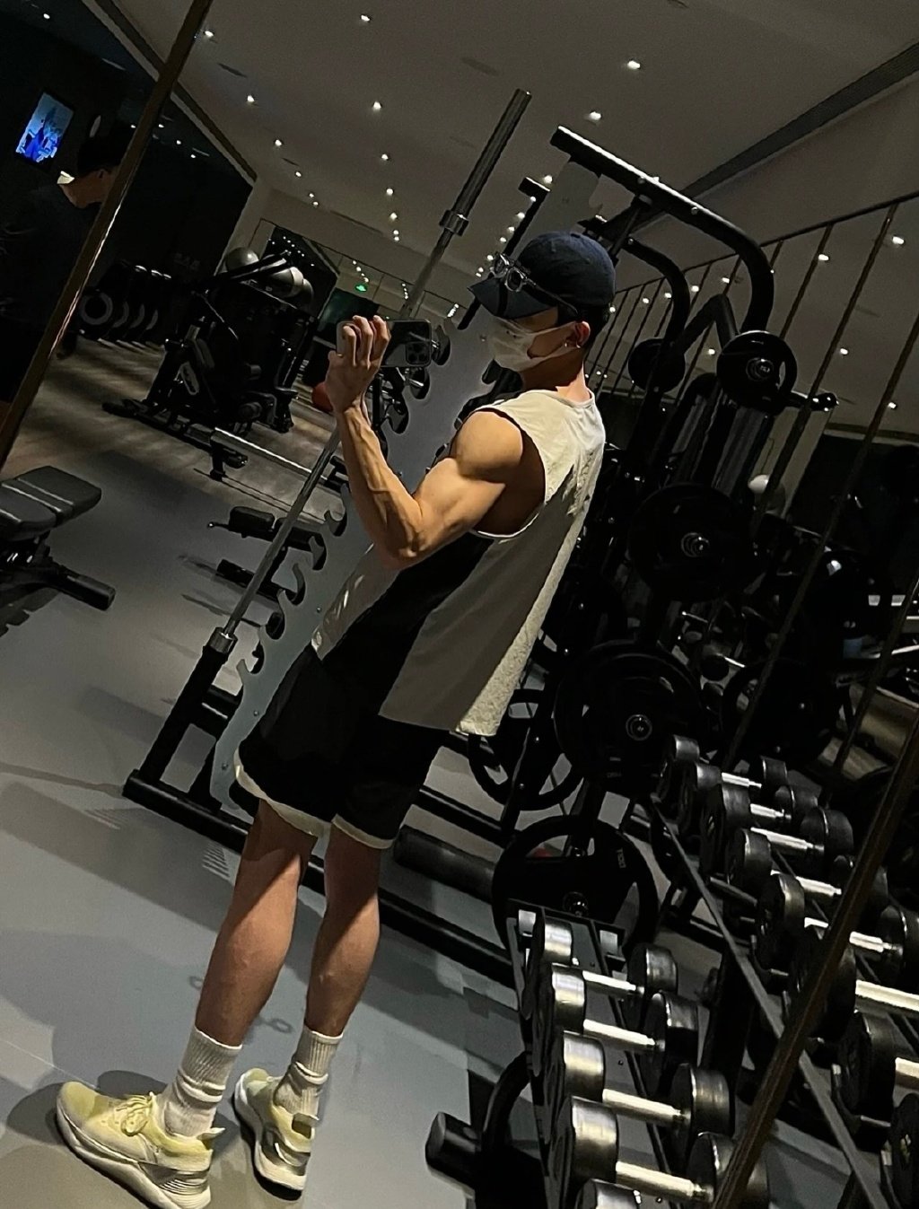 白敬亭 对镜自拍合集__财经头条